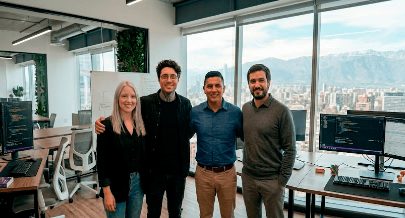 Equipo Digital Manager en oficina de Las Condes, Santiago, con vista a la Cordillera de los Andes